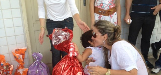 Crian&ccedil;as do Condom&iacute;nio Pedra Pintada ganham presentes do Minist&eacute;rio P&uacute;blico de Contas 