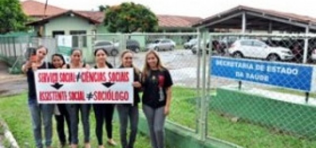 Assistentes sociais protestam contra aprova&ccedil;&atilde;o de soci&oacute;logos em concurso